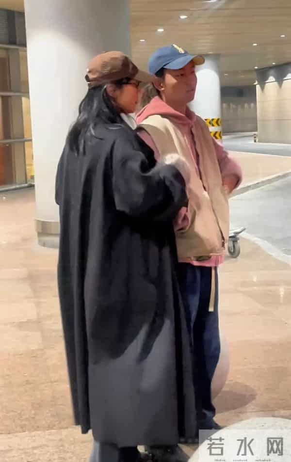 白百何带俩儿子回国，17岁大儿子罕见露面，身高180，模样像爸爸