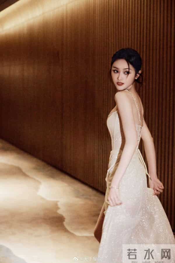 吴宣仪舞台上很美，不过皮肤好像也没有想象中那么白皙透亮