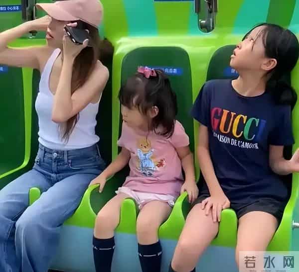 郭晓东妈妈带亲戚来北京，住小酒店不麻烦儿子，俩孙女全程玩手机