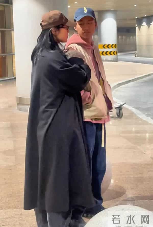 白百何带俩儿子回国，17岁大儿子罕见露面，身高180，模样像爸爸