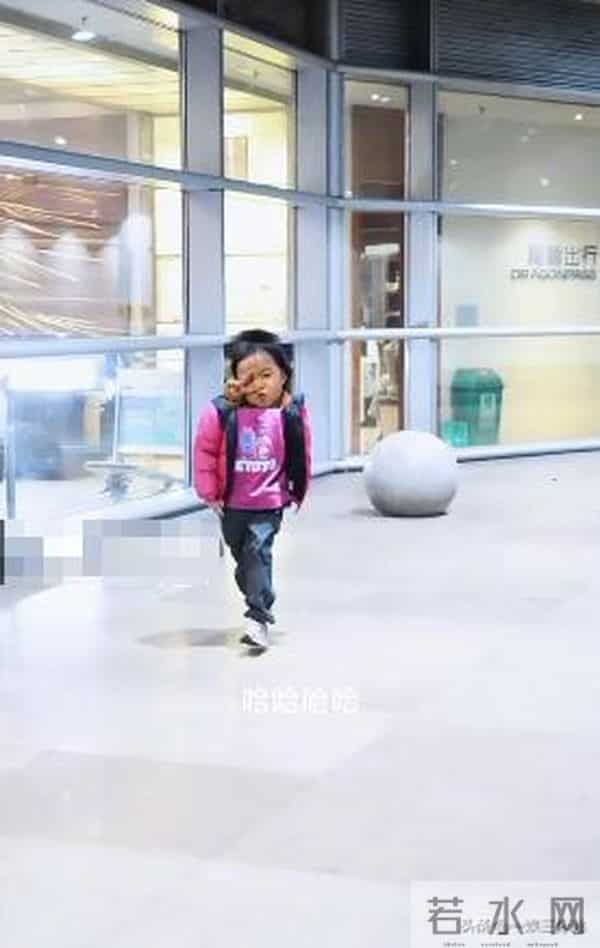 白百何一家回国,大儿子又黑又老,小儿子长相曝光眼小脸大不像她