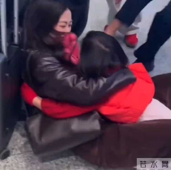 朱珠女儿机场飞奔扑向妈妈,朱珠倒地拥抱,女儿梨涡脸型笑容如花