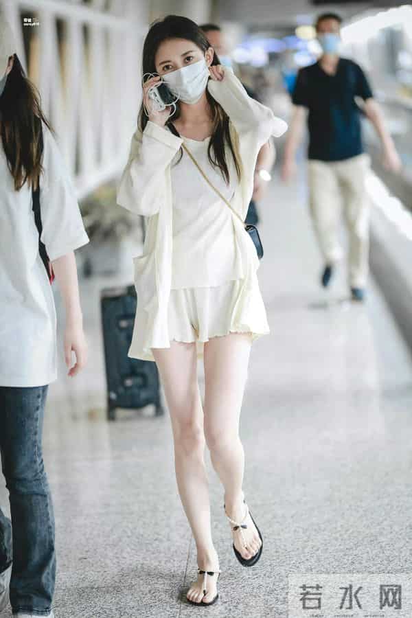 陈钰琪机场照美腿美脚丫超短裤，这拖鞋都能穿这么美？