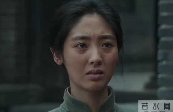 邢菲拿奖就曝恋情，两人被拍见家长，男友选秀出身，母亲下楼迎接