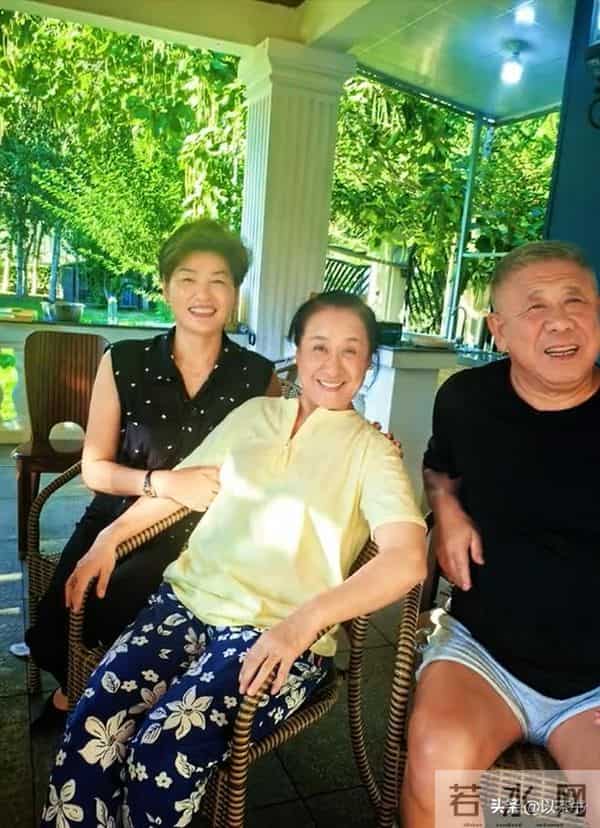 原来他俩是夫妻，家里家外老婆是领导，68岁住大别墅仍坚持拍戏