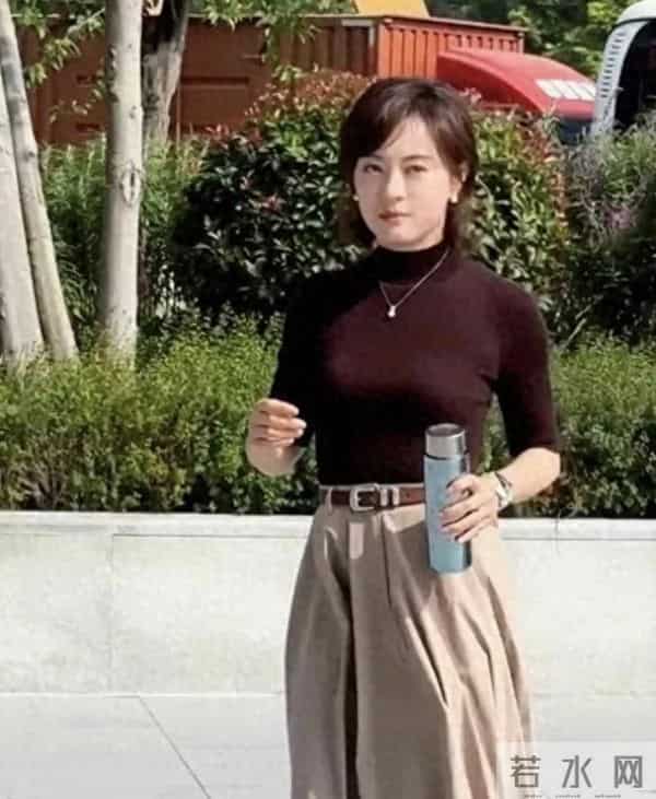 43岁孙俪街头被偶遇，打扮很知性很有女人味，身材真的很好