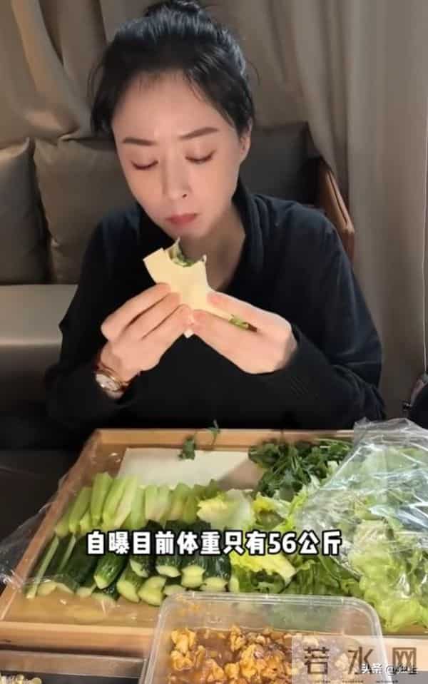 蒋欣出席招商大会，真人瘦好几圈又高又白，穿粉裙好显嫩不像42岁