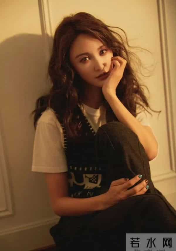 张歆艺光脚坐在木地板上，眉眼带笑的气质太舒服了