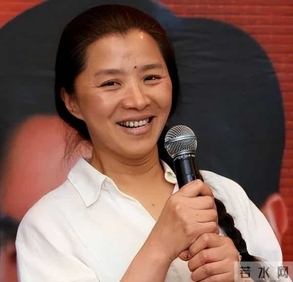 北京这一夜，秦海璐肿了，蒋欣瘦成皮包骨，却被66岁的她惊艳了