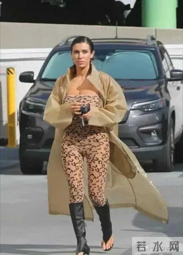 侃爷老婆比安卡独自出门!穿搭仍看不懂,比和侃爷同框正常多了