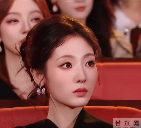 邢菲拿奖就曝恋情，两人被拍见家长，男友选秀出身，母亲下楼迎接