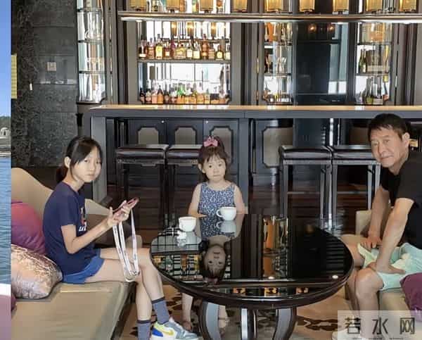郭晓东妈妈带亲戚来北京，住小酒店不麻烦儿子，俩孙女全程玩手机