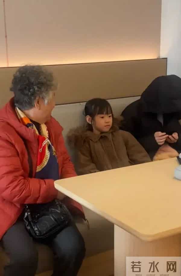 郭晓东妈妈带亲戚来北京，住小酒店不麻烦儿子，俩孙女全程玩手机