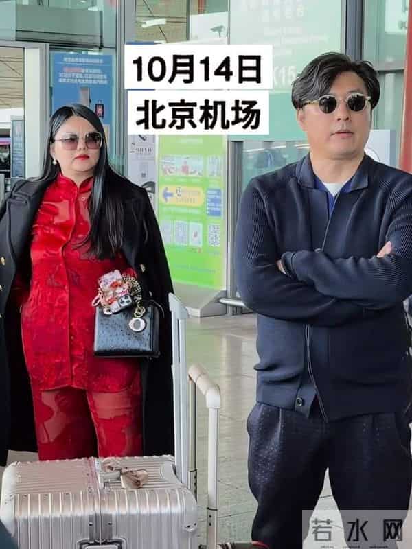 李湘一家三口现身机场，走路带风气场十足！手上那件貂皮大衣抢镜