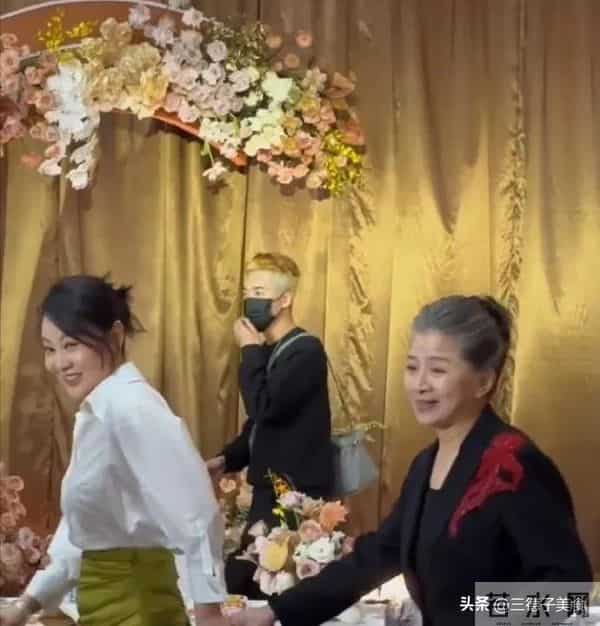 北京这一夜"乐子"多！杨幂指挥交通，蓝盈莹撞衫，欧豪疑偷瞄前任