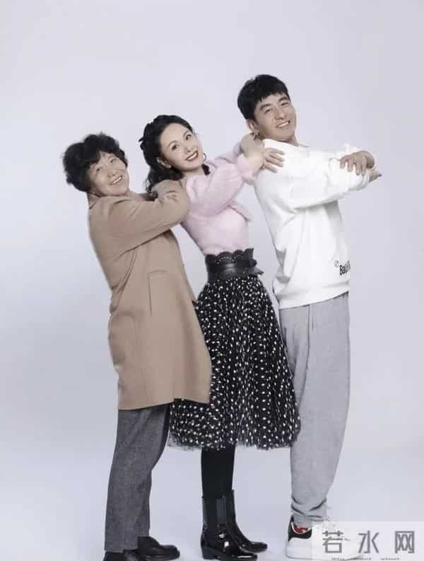 郭晓东妈妈带亲戚来北京，住小酒店不麻烦儿子，俩孙女全程玩手机