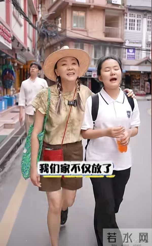 她是高鑫夫妇的女儿，不拍广告不进娱乐圈，读上海重点高中是学霸