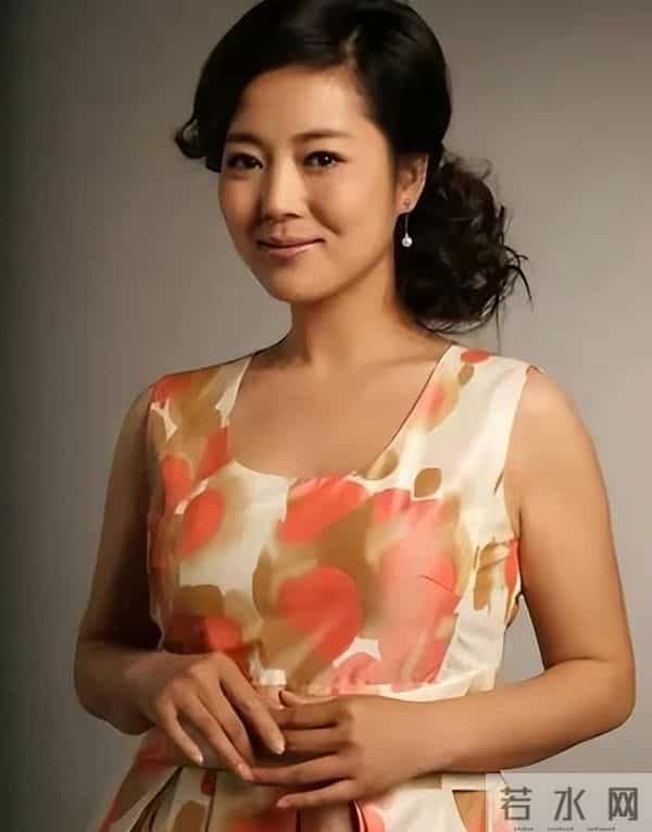 54岁王茜华现状：为小丈夫高龄生子，身材走样，参加婚礼无人识！