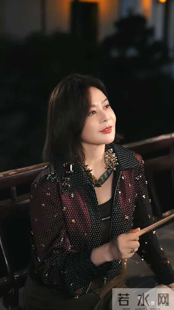 63岁关之琳染发新造型:短款外套+阔腿裤,减龄又高级,美得像39