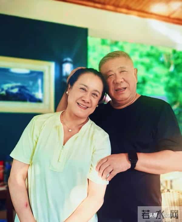 原来他俩是夫妻，家里家外老婆是领导，68岁住大别墅仍坚持拍戏