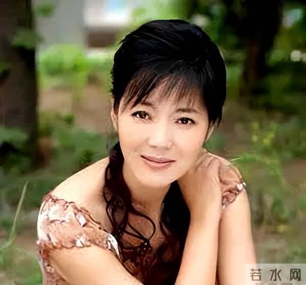 54岁王茜华现状：为小丈夫高龄生子，身材走样，参加婚礼无人识！