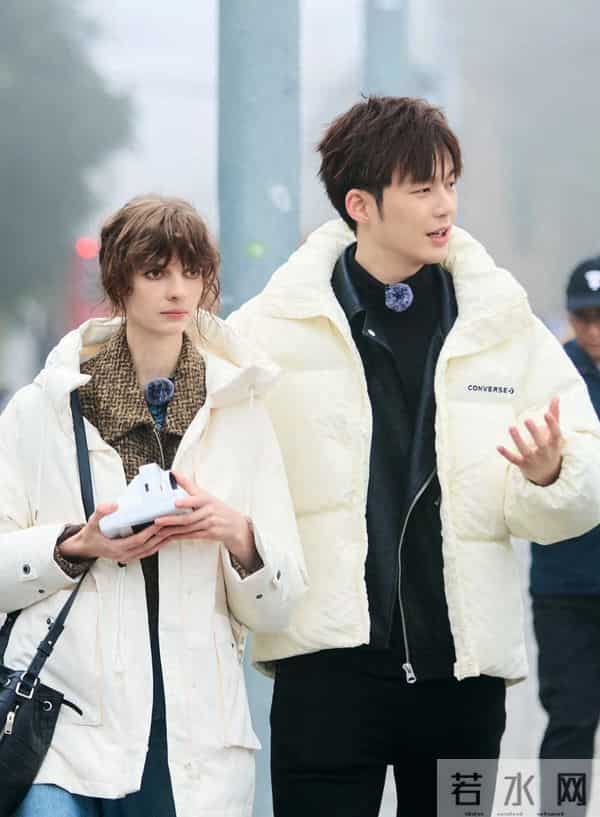 董力阿诺外滩被偶遇，阿诺穿粉色短裙露逆天长腿，董力变身小助理