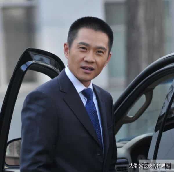 戏红人不红，明明自己很帅却娶“丑女”为妻，恩爱24年他到底图啥