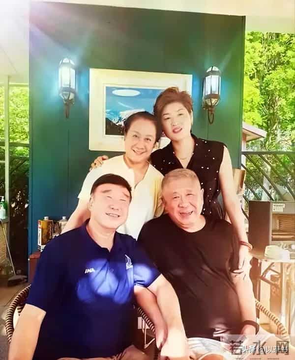 原来他俩是夫妻，家里家外老婆是领导，68岁住大别墅仍坚持拍戏