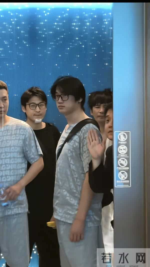 沈阳洗浴中心 偶遇大张伟和沈凌 大张伟走路没劲 还一副没睡醒的样子