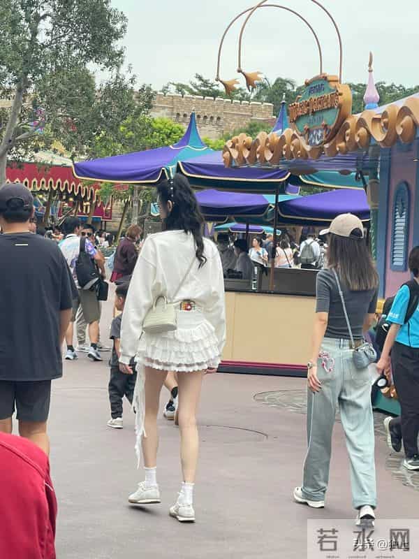 迪士尼偶遇何猷君一家，4岁女儿背1.7万挎包，奚梦瑶本人美到失语