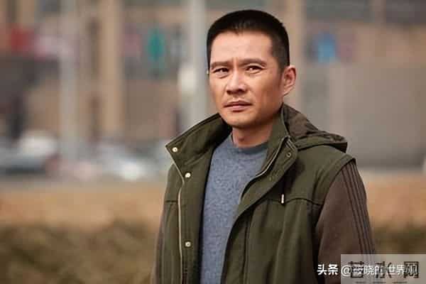 戏红人不红，明明自己很帅却娶“丑女”为妻，恩爱24年他到底图啥