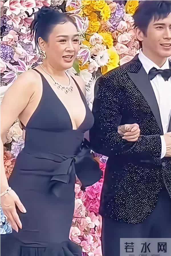 钟丽缇不靠滤镜,靠骨相撑全场。黑裙一穿,不是性感,是底气!