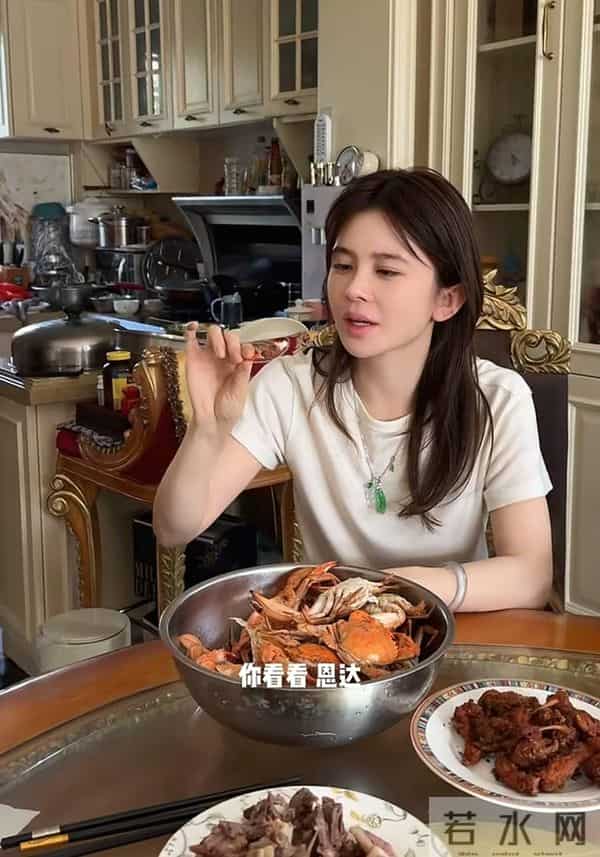 赵樱子直播曝一线男友姓张，系仙侠剧顶流比她小11岁，你能猜出吗