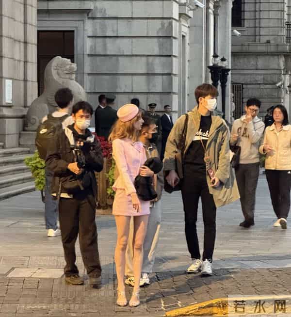 董力阿诺外滩被偶遇，阿诺穿粉色短裙露逆天长腿，董力变身小助理