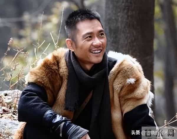 戏红人不红，明明自己很帅却娶“丑女”为妻，恩爱24年他到底图啥