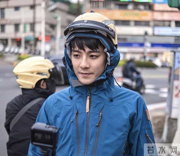 香港知名男星疑脚踏两只船，先后约会两位女神，踢球昏迷一度险死