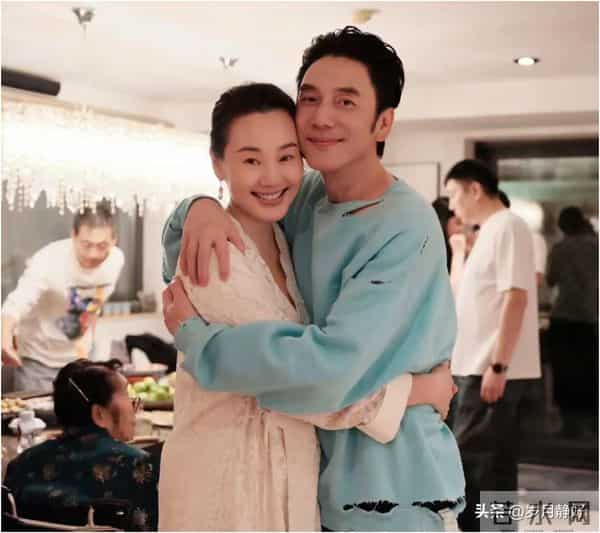 林依轮为26岁儿子林子濠庆生,55岁了比儿子还年轻,老母亲也露面