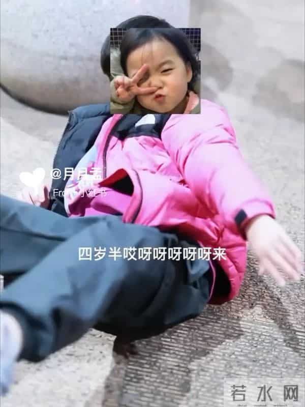 白百何带俩儿子回国，17岁大儿子罕见露面，身高180，模样像爸爸