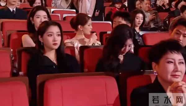 欧豪参加活动，被指偷瞄马思纯，这是还没放下？