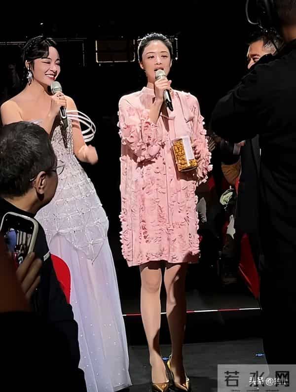 蒋欣出席招商大会，真人瘦好几圈又高又白，穿粉裙好显嫩不像42岁