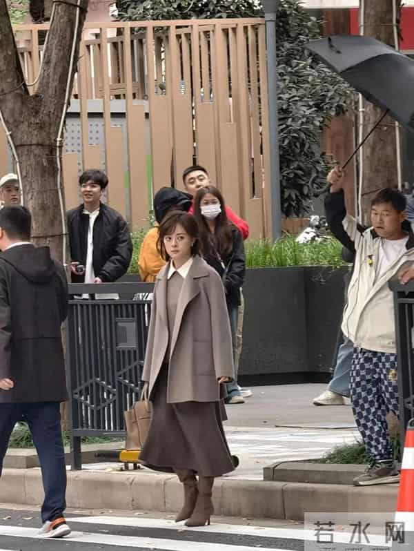 孙俪穿大衣过马路，气质真好，随手用手机一拍都这么美！