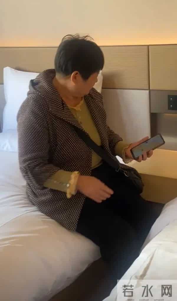 郭晓东妈妈带亲戚来北京，住小酒店不麻烦儿子，俩孙女全程玩手机