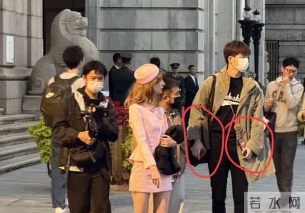 董力阿诺外滩被偶遇，阿诺穿粉色短裙露逆天长腿，董力变身小助理