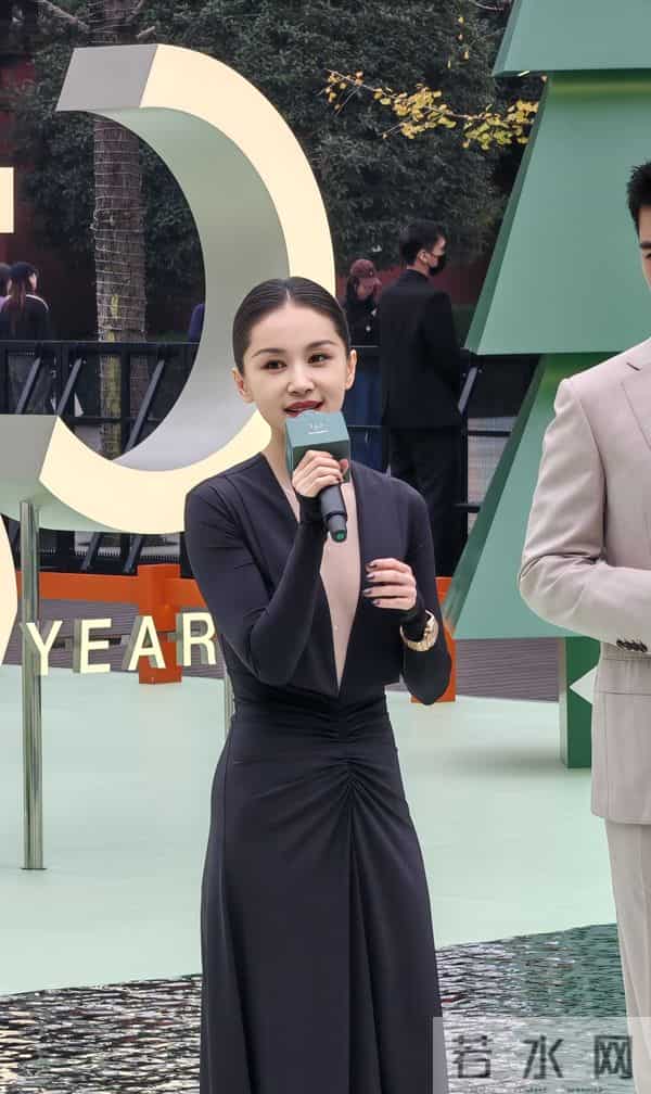 成都太古里偶遇王子文,真人又瘦又美,比电视上还漂亮!