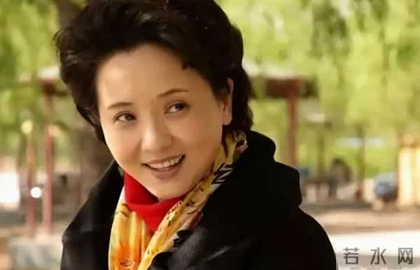 不演吻戏、不入豪门,30岁自毁前程演妈妈,先生是她叛逆的后盾