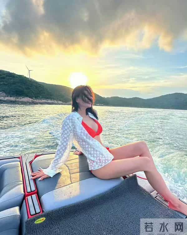 克拉拉穿红泳装太好看了，雪肤配红装，长腿搭着浪，明艳又自然