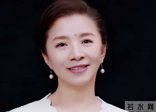 北京这一夜，秦海璐肿了，蒋欣瘦成皮包骨，却被66岁的她惊艳了