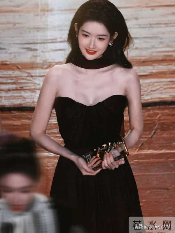 王玉雯亮相微博视界大会红毯，肌肤如雪，美得似小公主！