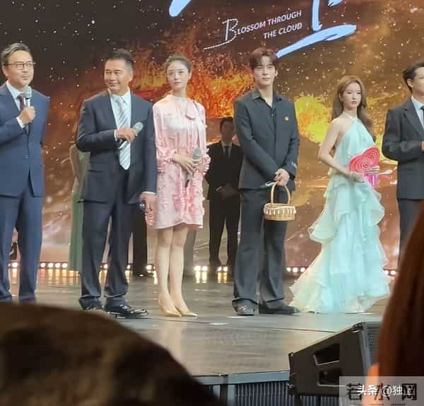 蒋欣出席招商大会，真人瘦好几圈又高又白，穿粉裙好显嫩不像42岁