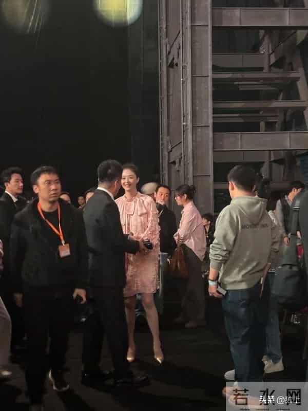 蒋欣出席招商大会，真人瘦好几圈又高又白，穿粉裙好显嫩不像42岁